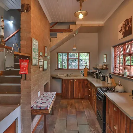 Castle Cottage: Spacious Self-Catering Haven in Lush Neighborhood Hillcrest Exterior photo