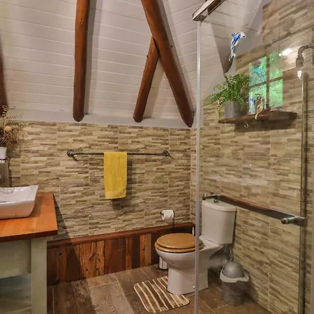 Castle Cottage: Spacious Self-Catering Haven in Lush Neighborhood Hillcrest Exterior photo
