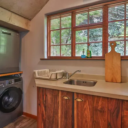Castle Cottage: Spacious Self-Catering Haven in Lush Neighborhood Hillcrest Exterior photo