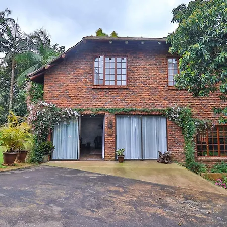 Castle Cottage: Spacious Self-Catering Haven in Lush Neighborhood Hillcrest Exterior photo