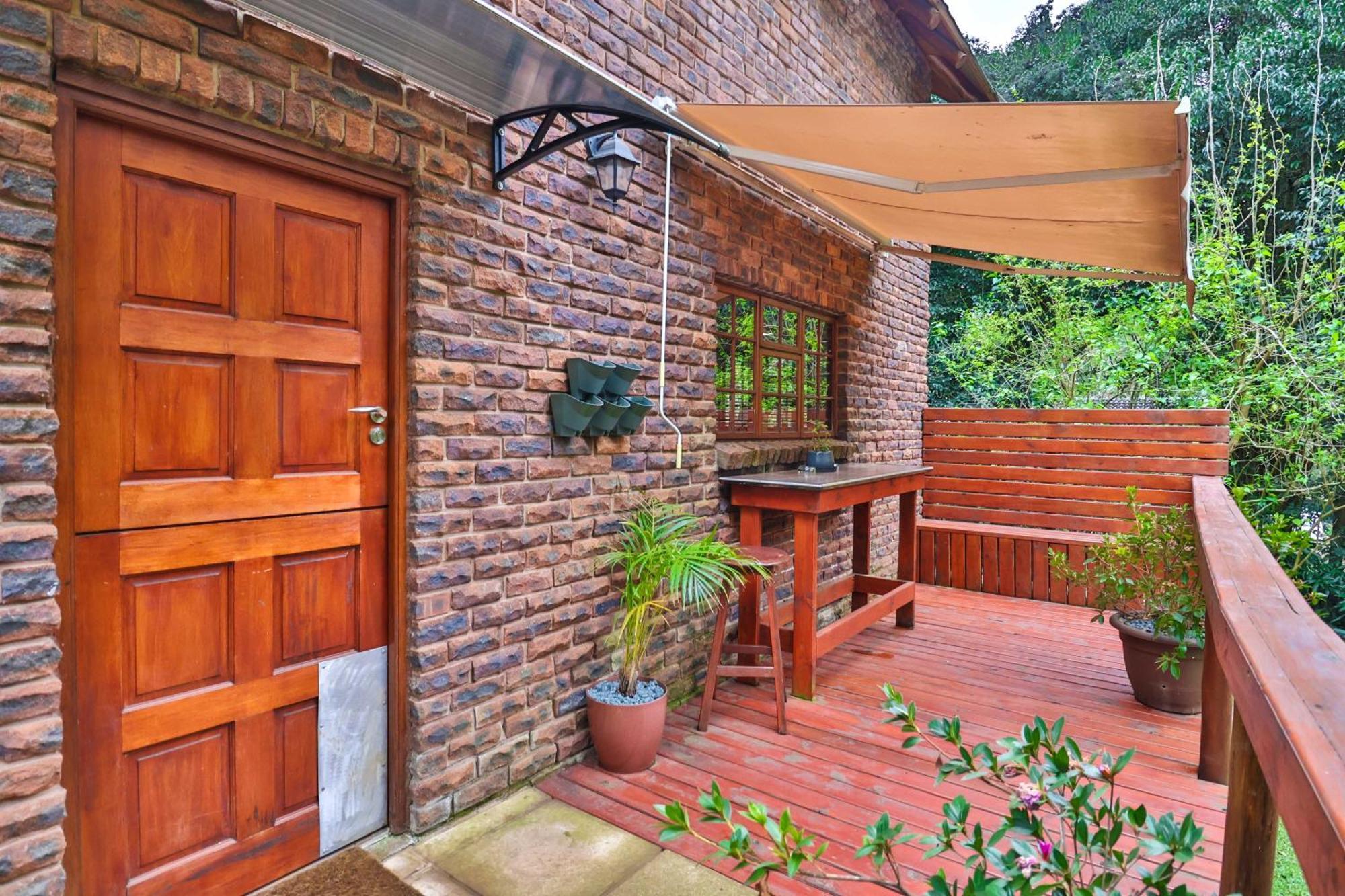Chalet Castle Cottage: Spacious Self-catering Haven In Lush Neighborhood