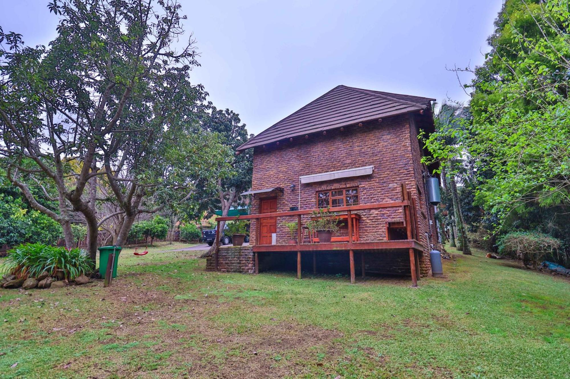 Castle Cottage: Spacious Self-catering Haven In Lush Neighborhood Chalet *