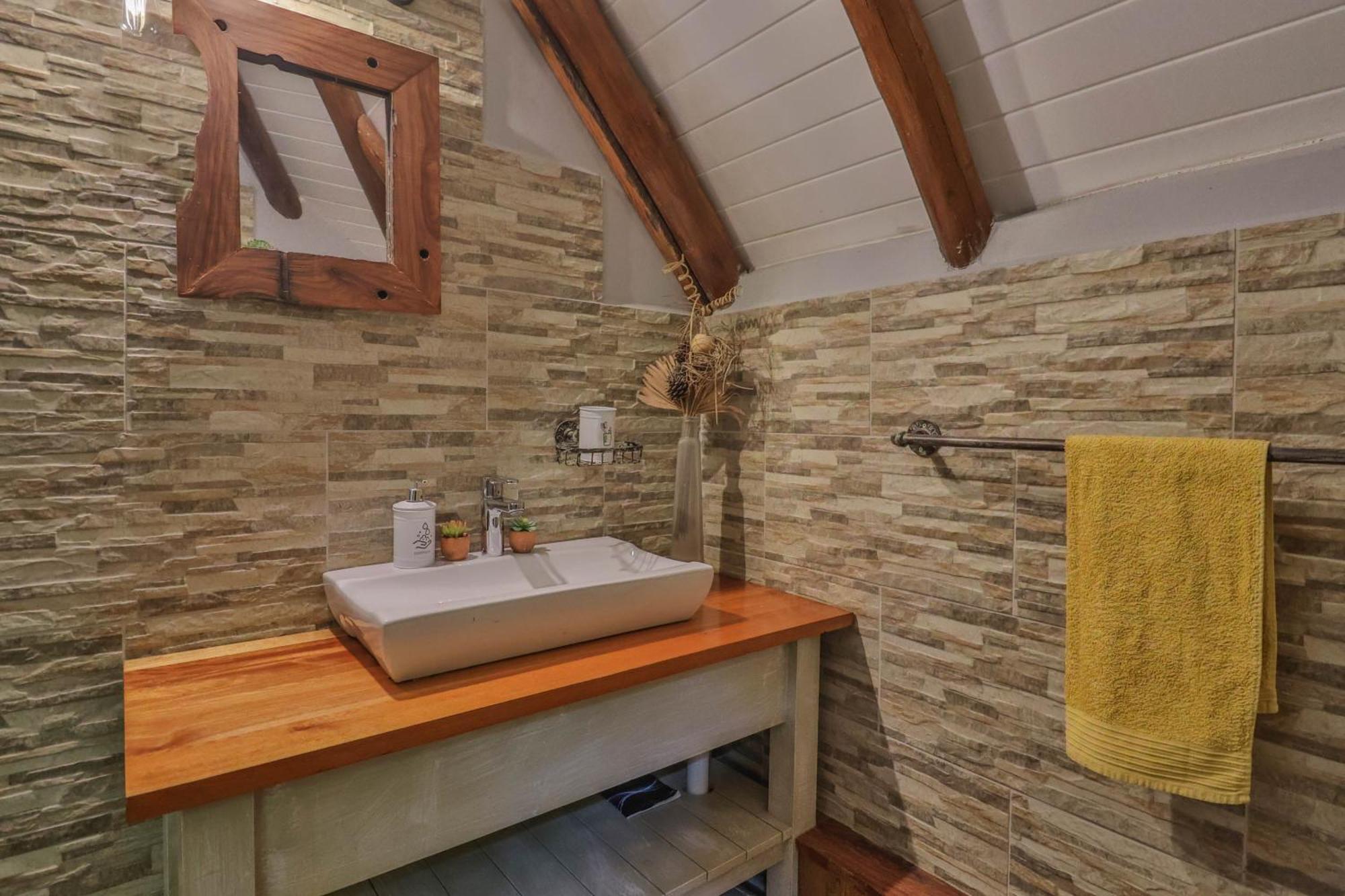 Castle Cottage: Spacious Self-catering Haven In Lush Neighborhood Chalet Hillcrest