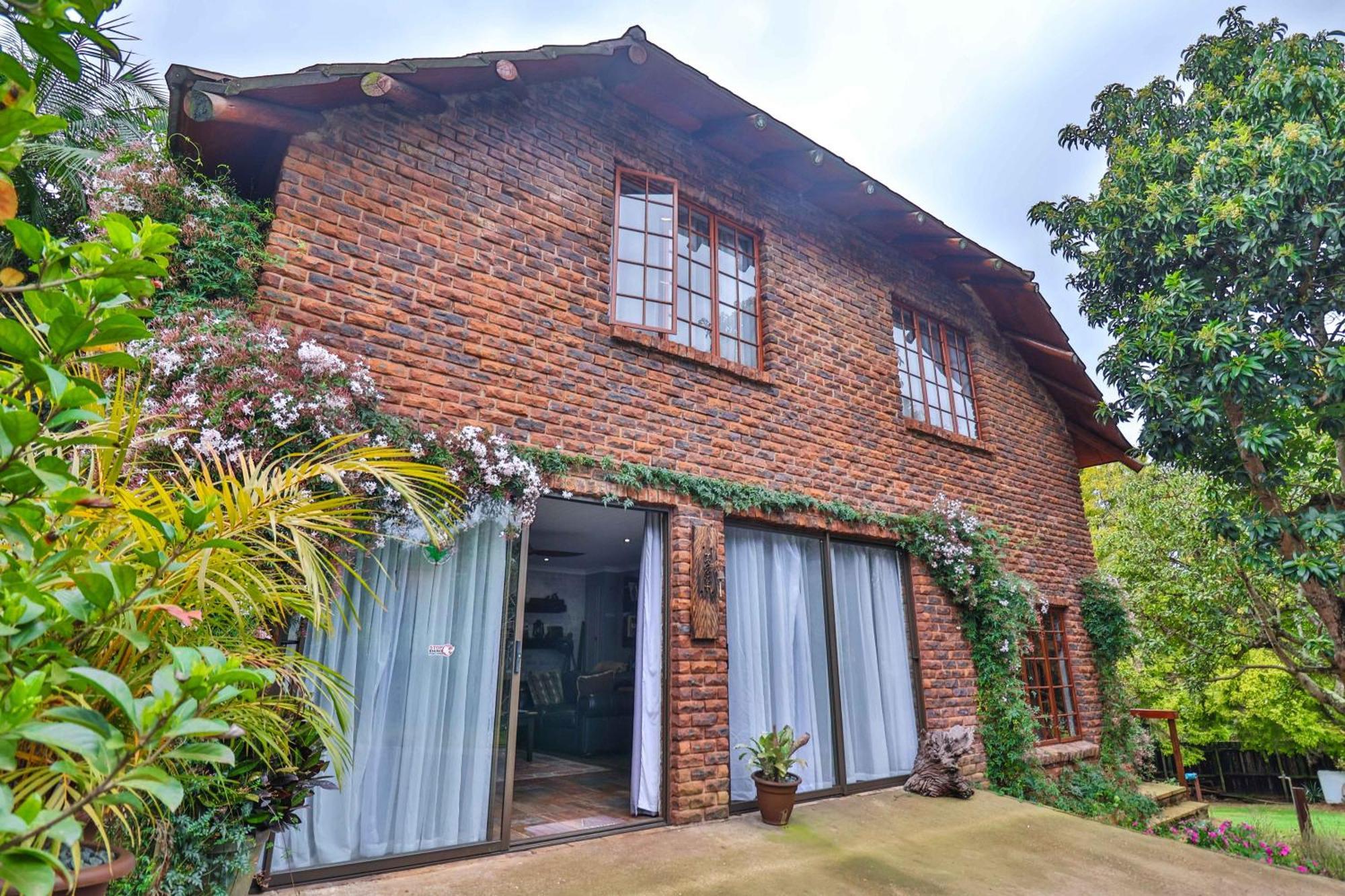 Castle Cottage: Spacious Self-catering Haven In Lush Neighborhood *