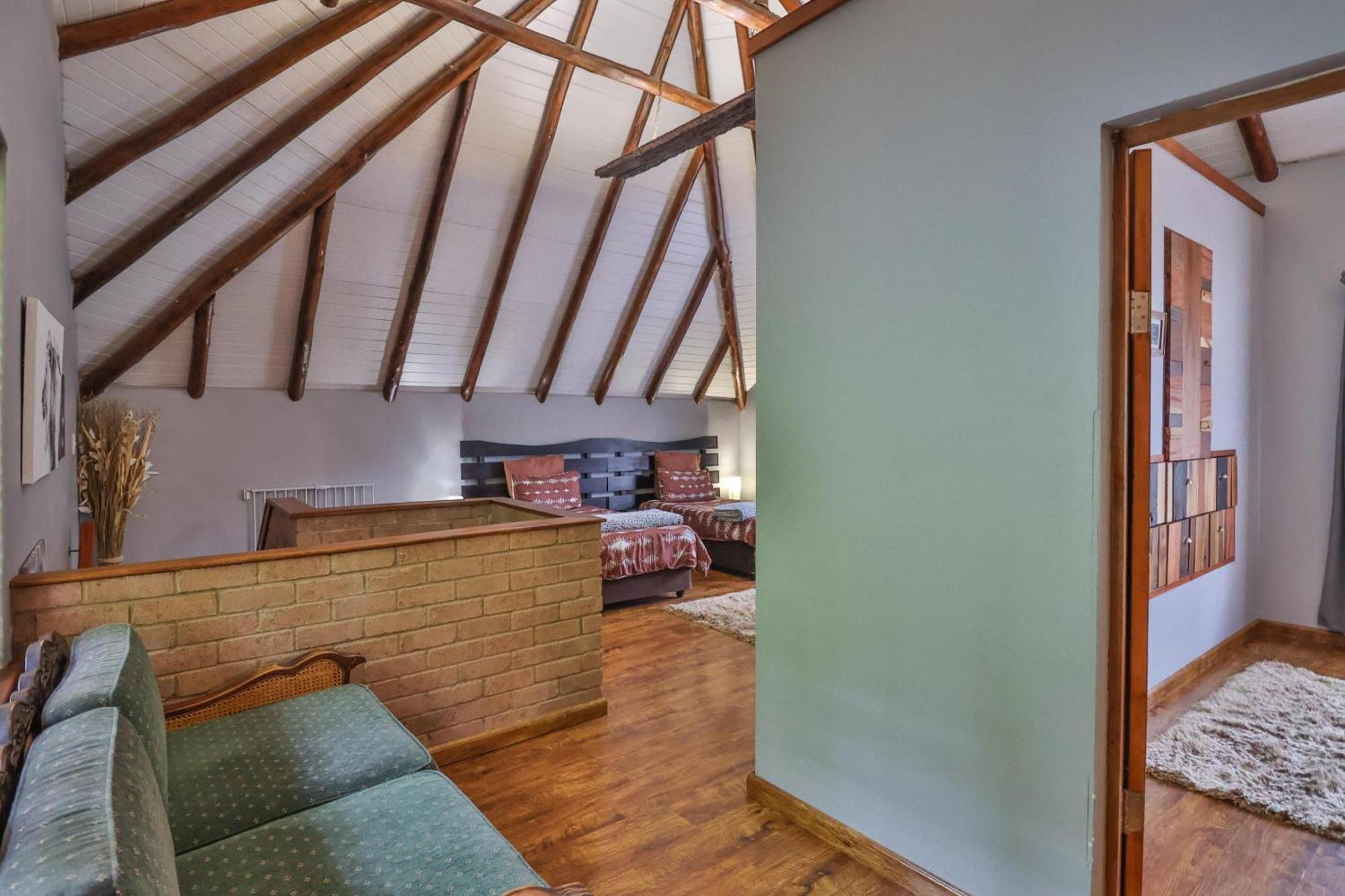 Castle Cottage: Spacious Self-catering Haven In Lush Neighborhood Chalet *