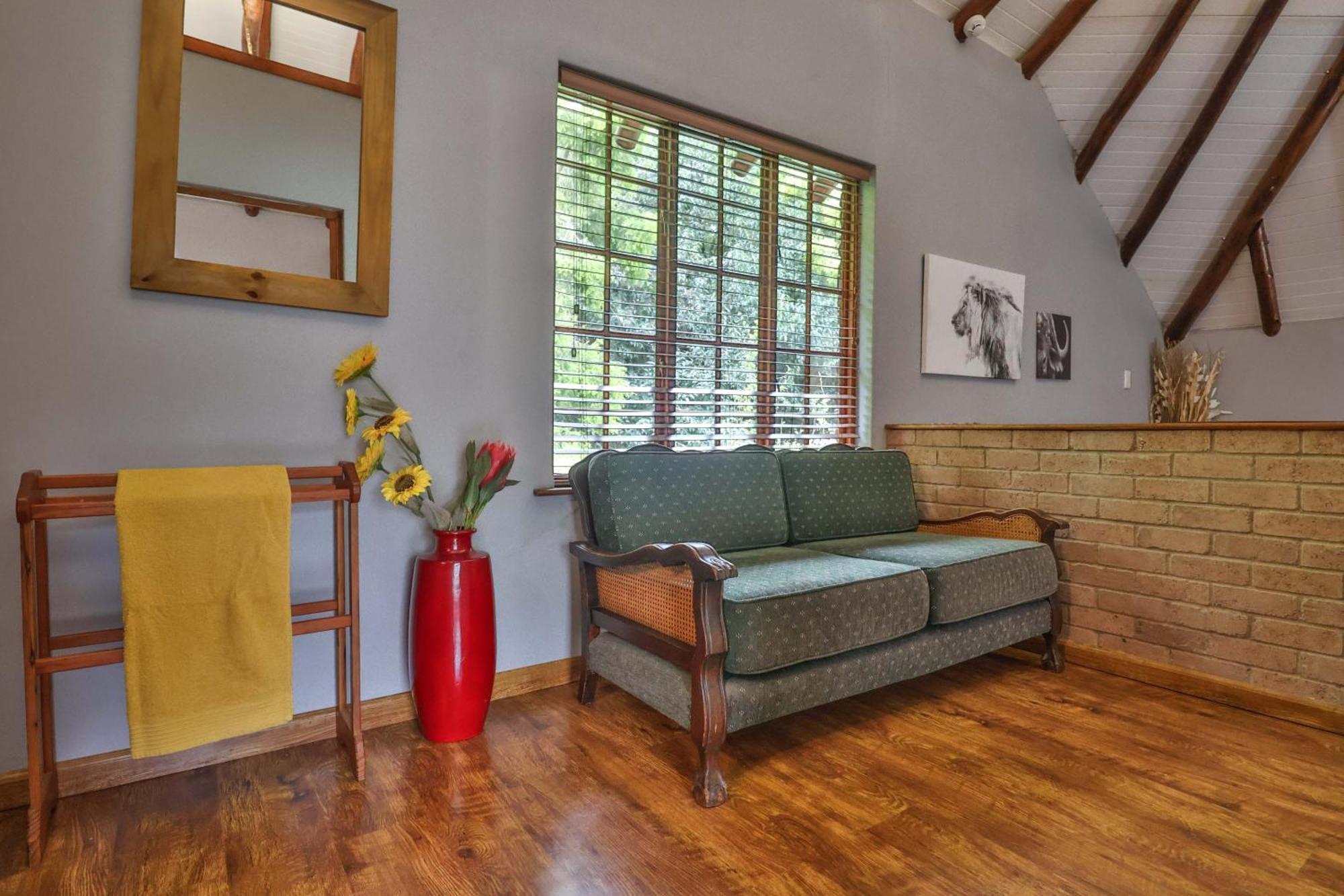 Chalet Castle Cottage: Spacious Self-catering Haven In Lush Neighborhood Hillcrest