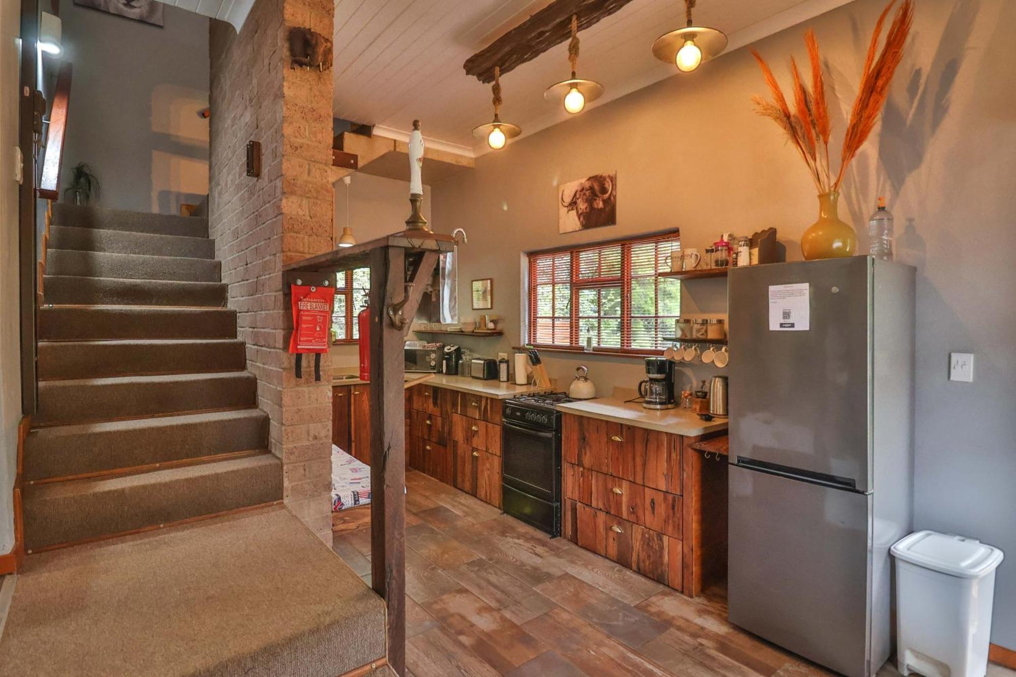 Chalet Castle Cottage: Spacious Self-catering Haven In Lush Neighborhood *