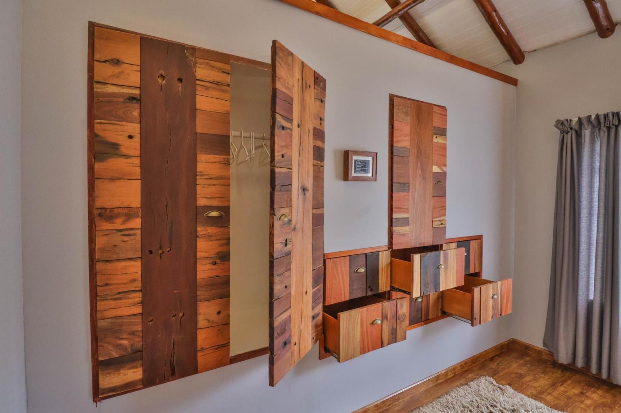 Castle Cottage: Spacious Self-catering Haven In Lush Neighborhood