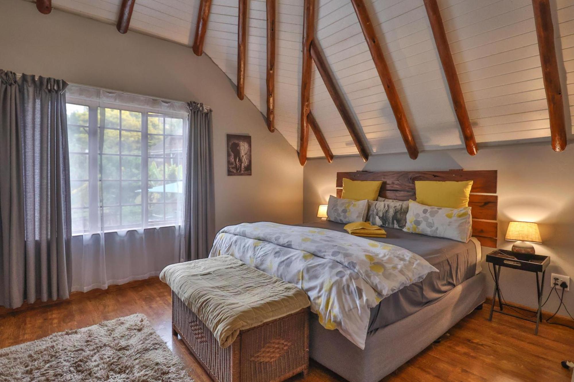 Castle Cottage: Spacious Self-catering Haven In Lush Neighborhood Chalet *