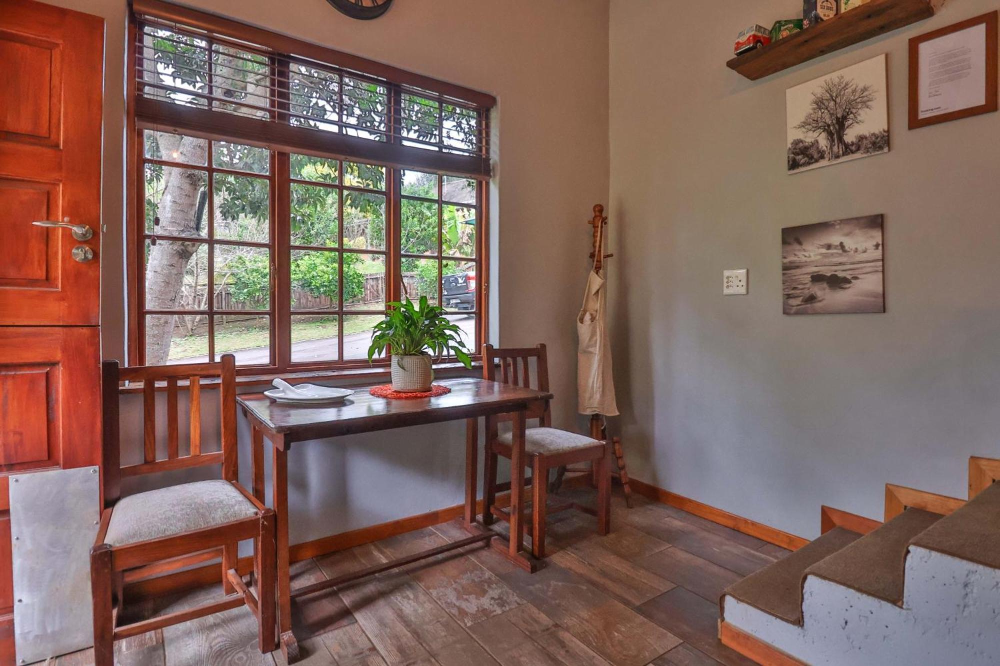 Chalet Castle Cottage: Spacious Self-catering Haven In Lush Neighborhood *