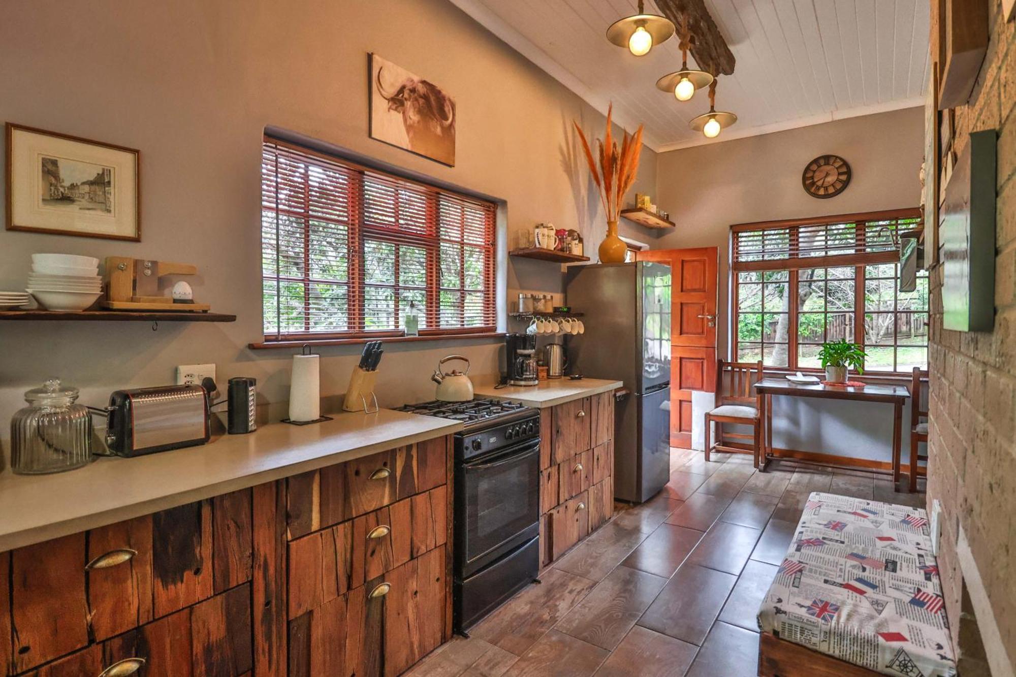 Castle Cottage: Spacious Self-catering Haven In Lush Neighborhood