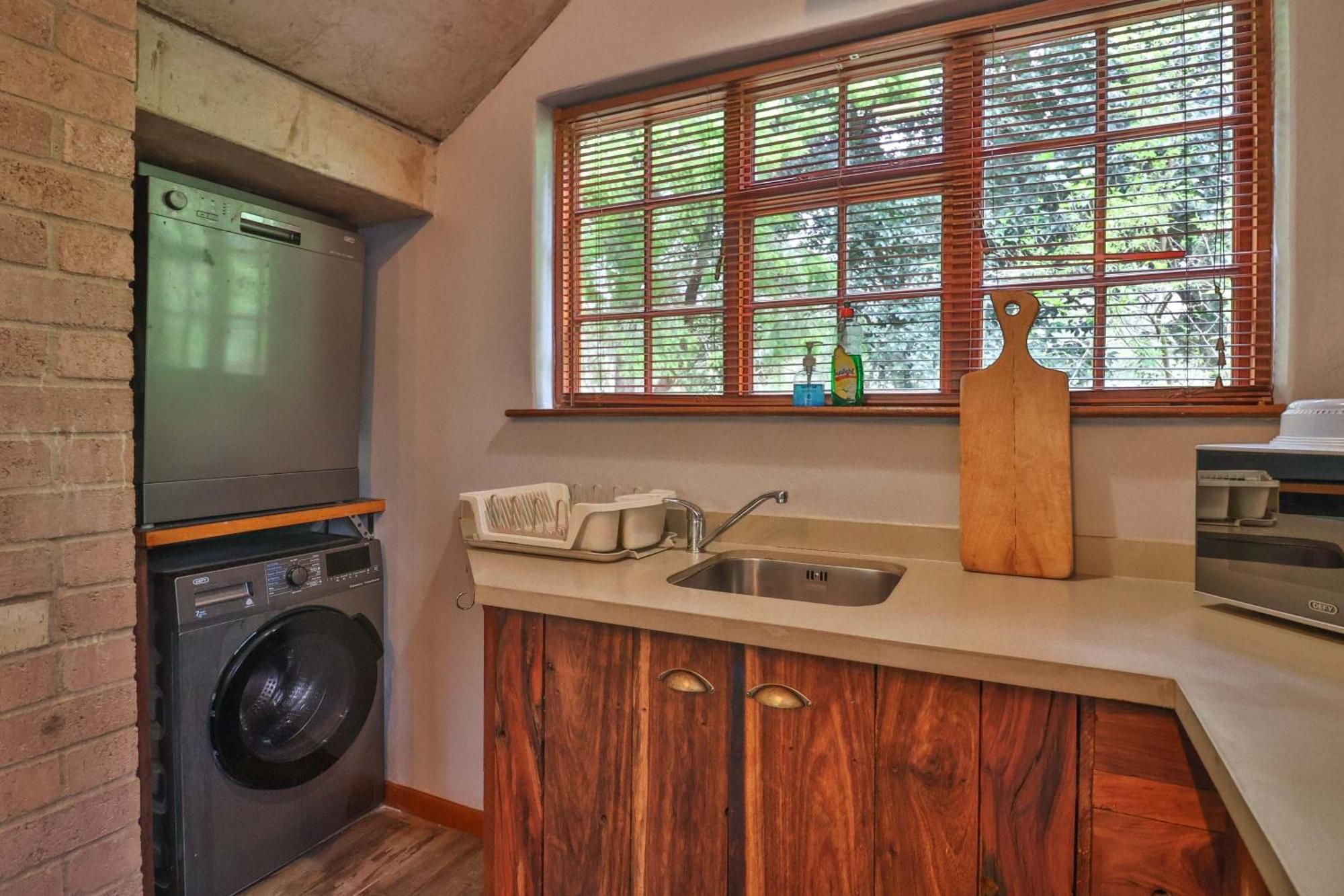 Castle Cottage: Spacious Self-catering Haven In Lush Neighborhood Chalet *