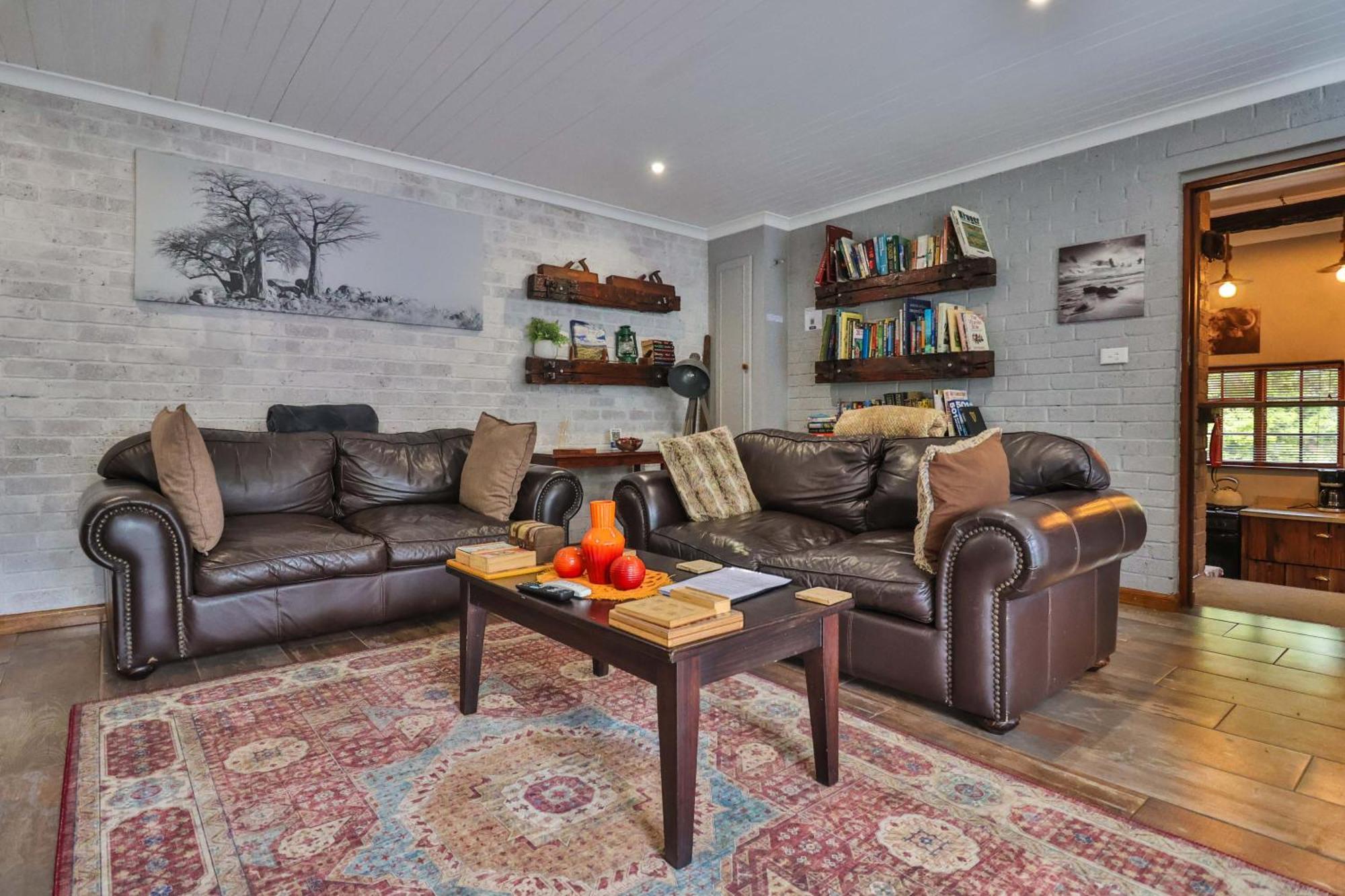Castle Cottage: Spacious Self-catering Haven In Lush Neighborhood Chalet