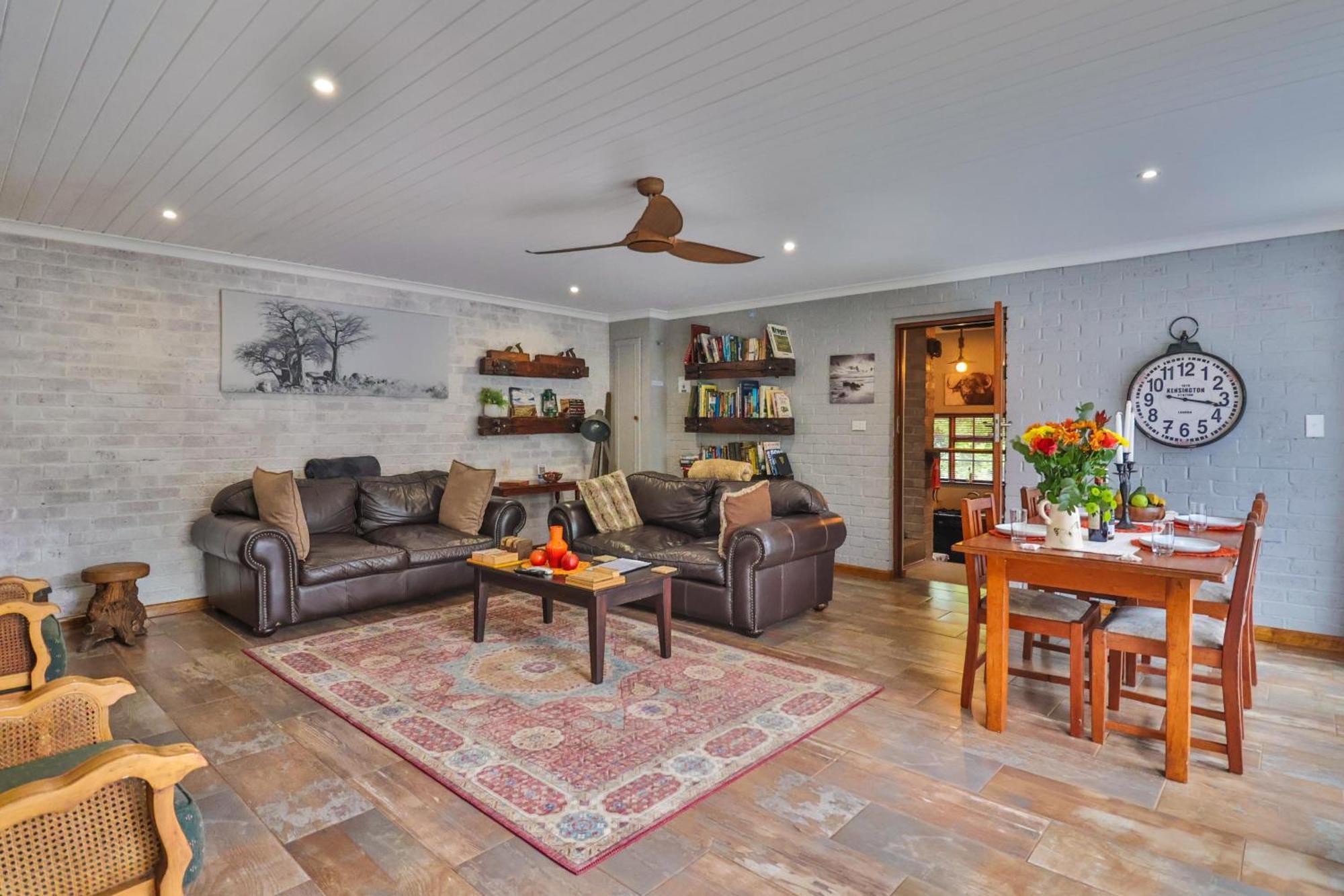 Chalet Castle Cottage: Spacious Self-catering Haven In Lush Neighborhood *