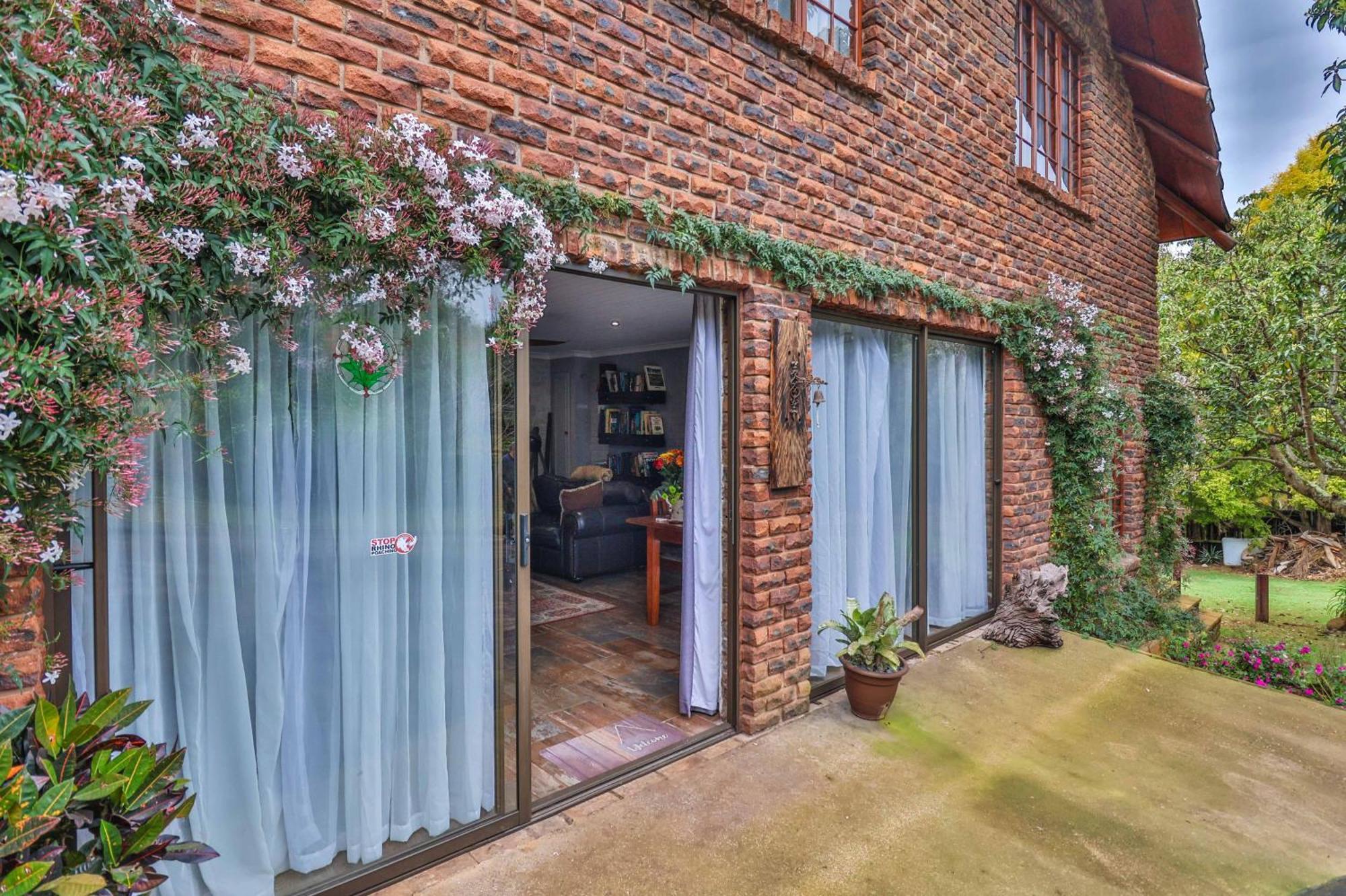 Castle Cottage: Spacious Self-catering Haven In Lush Neighborhood Chalet Hillcrest